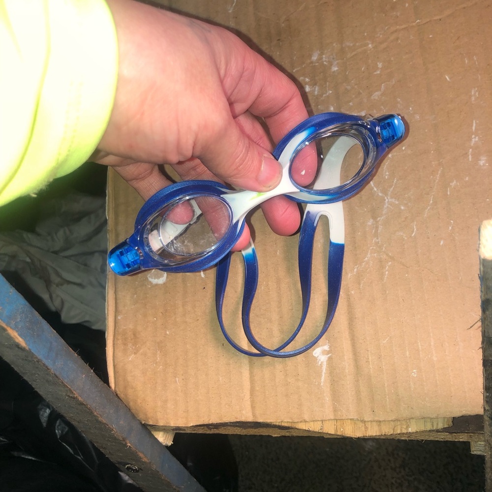Swimming goggles